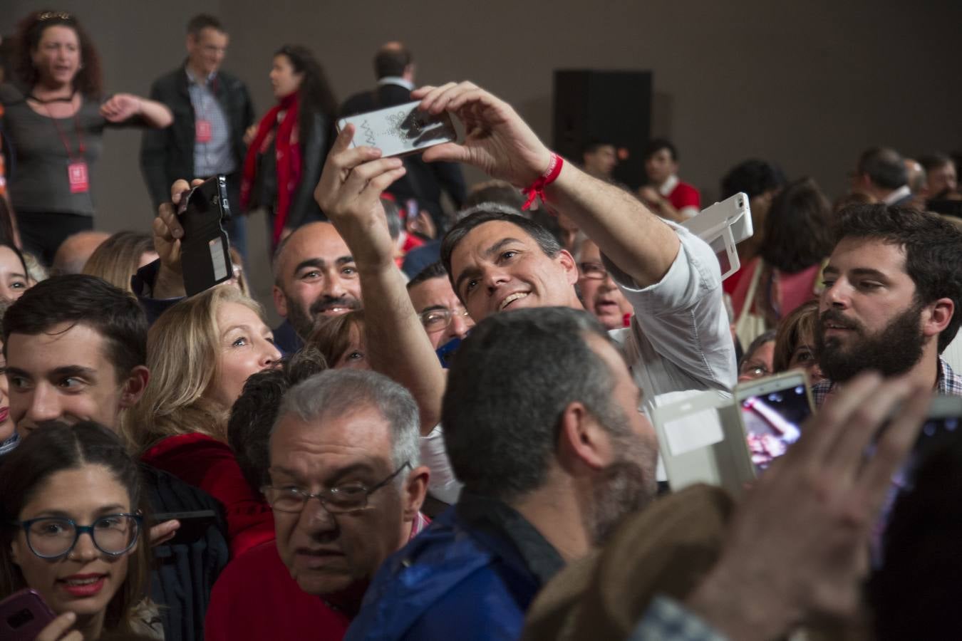 Baño de masas de Pedro Sánchez en Granada