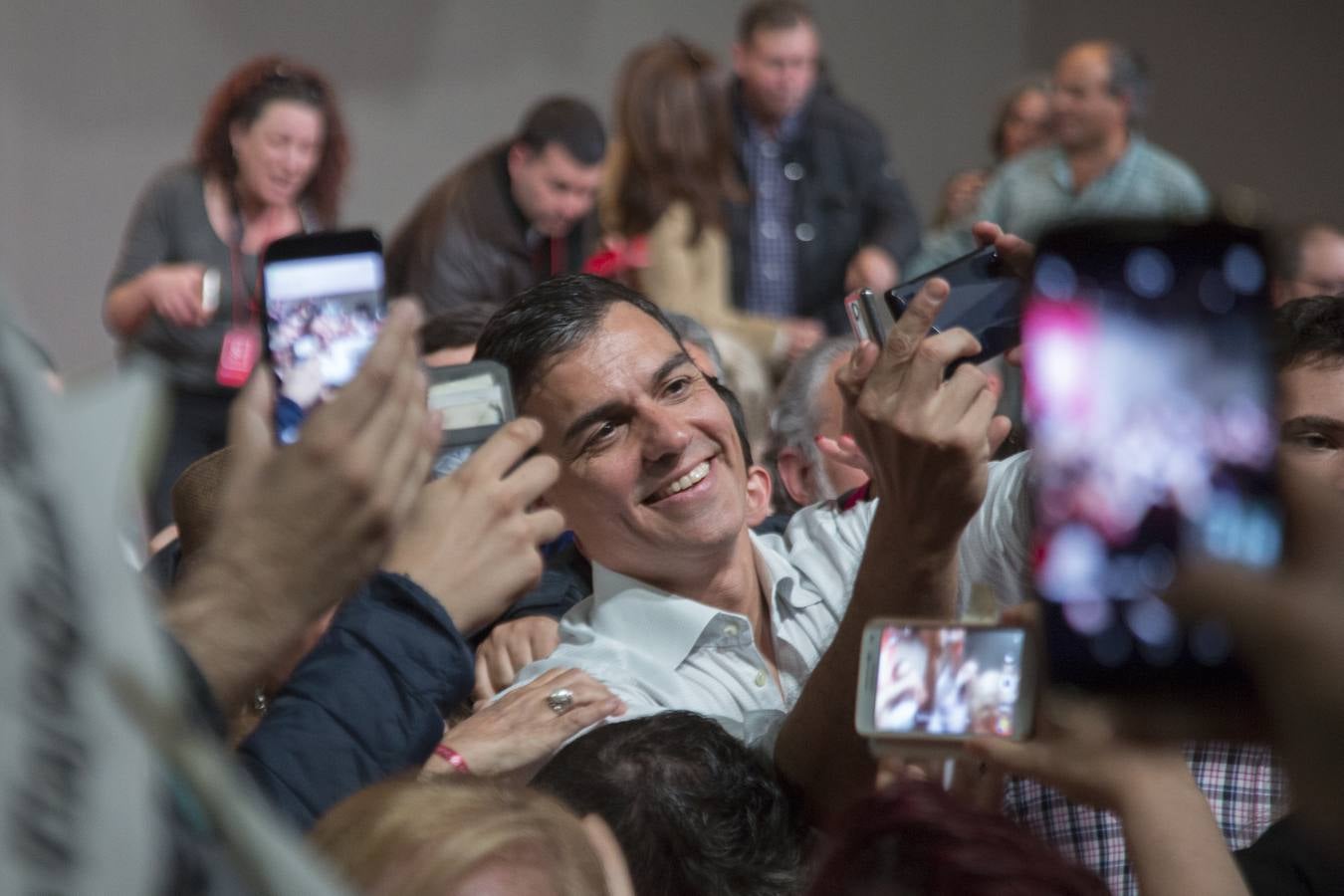 Baño de masas de Pedro Sánchez en Granada