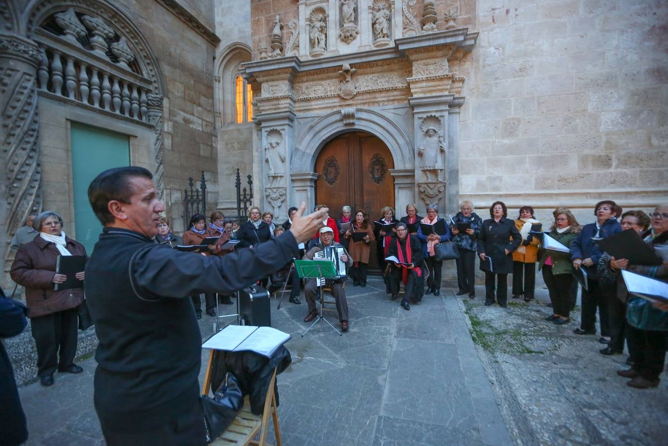 Calles abarrotadas de gente y cultura con Granada Experience y la Noche en Blanco