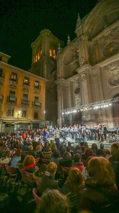 Calles abarrotadas de gente y cultura con Granada Experience y la Noche en Blanco