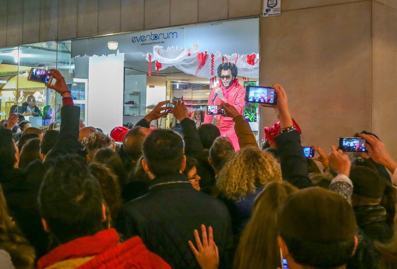 Calles abarrotadas de gente y cultura con Granada Experience y la Noche en Blanco
