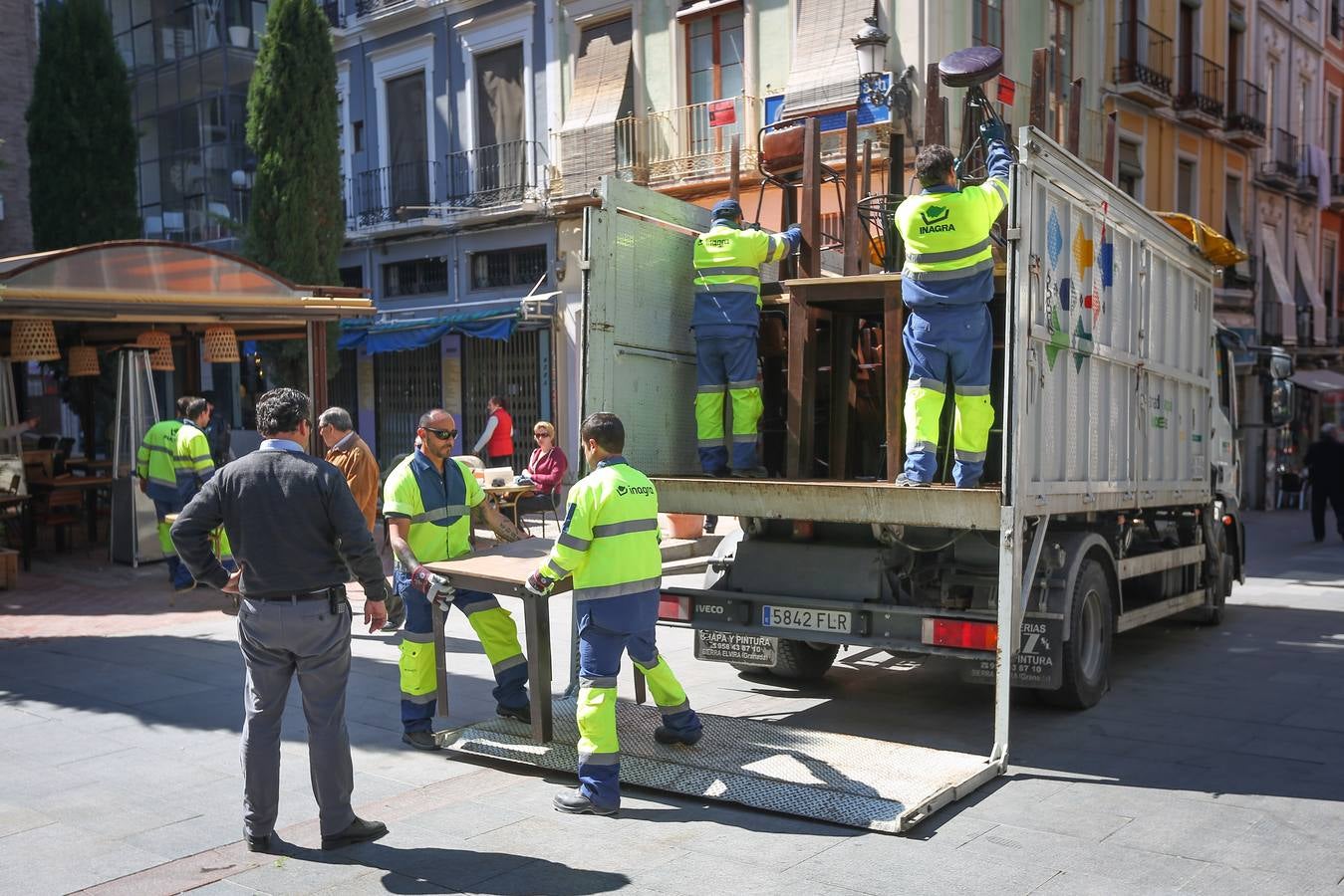 La policía local retira 23 mesas &#039;extra&#039; de dos terrazas en el centro