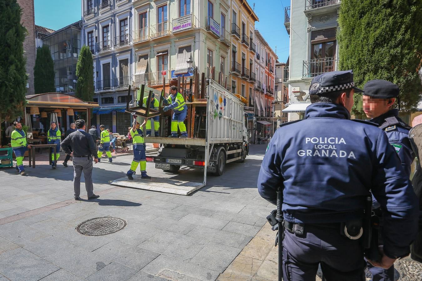 La policía local retira 23 mesas &#039;extra&#039; de dos terrazas en el centro