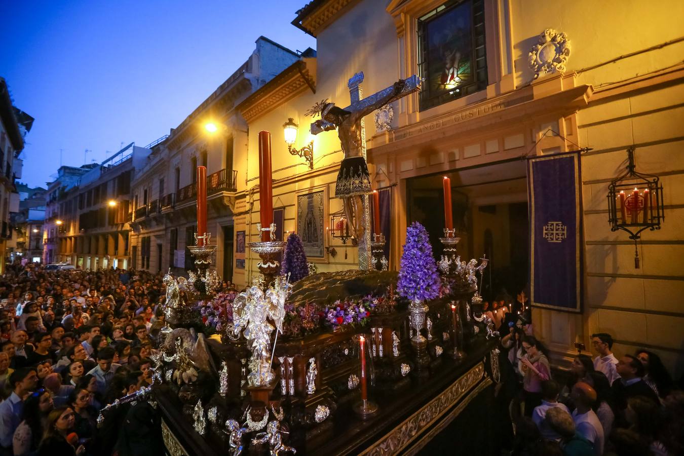 Campanas de luto para el Sagrado Protector