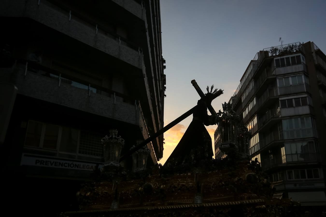 Con la cruz a cuestas por el barrio del Realejo