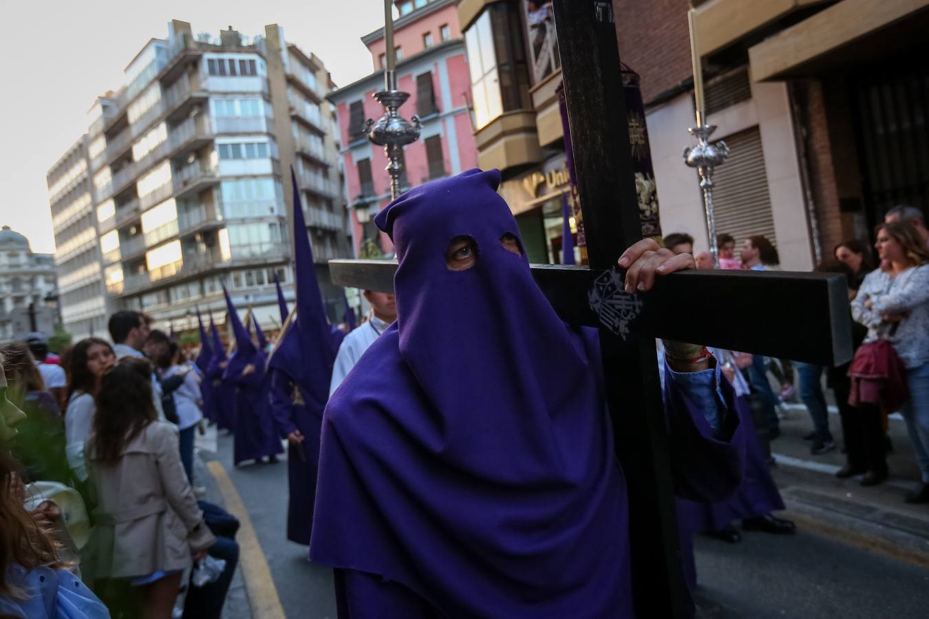 Con la cruz a cuestas por el barrio del Realejo