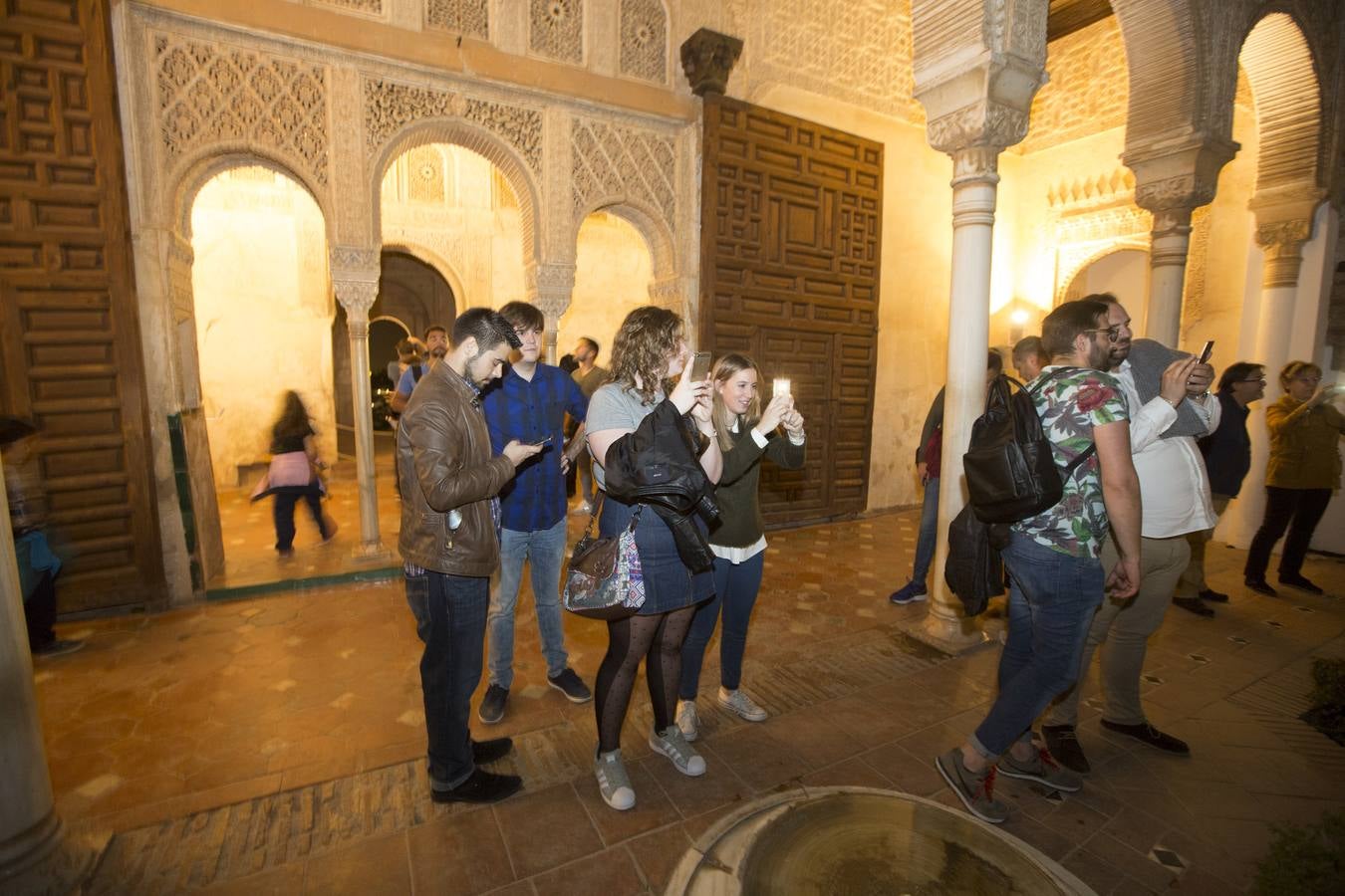 Las colas adornan el Día de los Monumentos