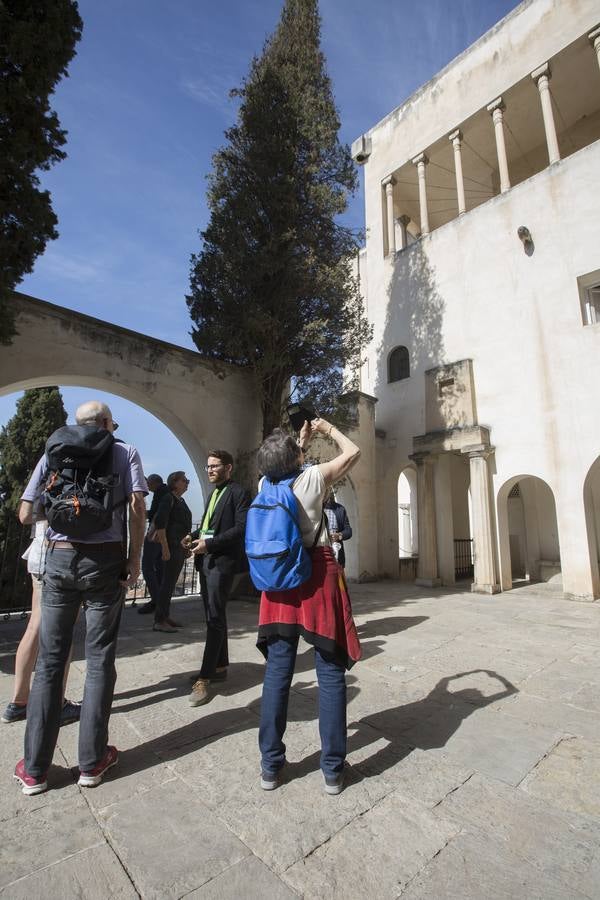 Las colas adornan el Día de los Monumentos