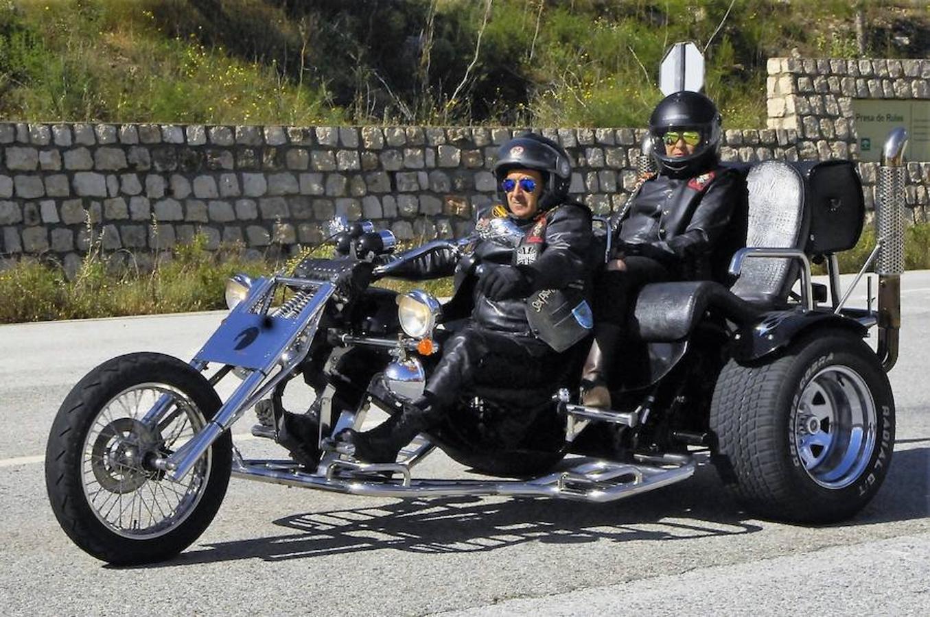Medio millar de moteros homenajean a los compañeros que perdieron la vida en la carretera