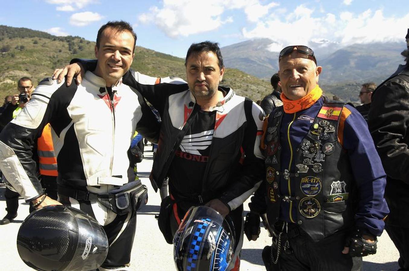 Medio millar de moteros homenajean a los compañeros que perdieron la vida en la carretera