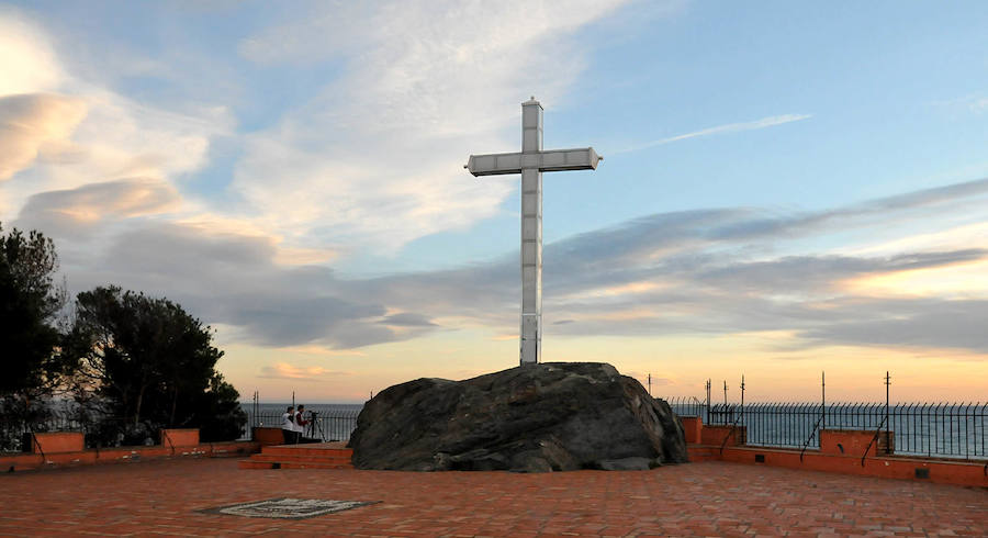 La cruz del Santo en el peñón de Almuñécar.