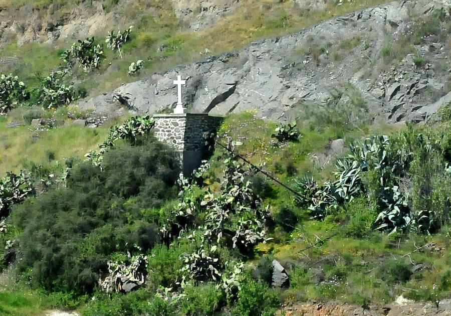 Sobre la playa de Cabria, una cruz en la carretera.