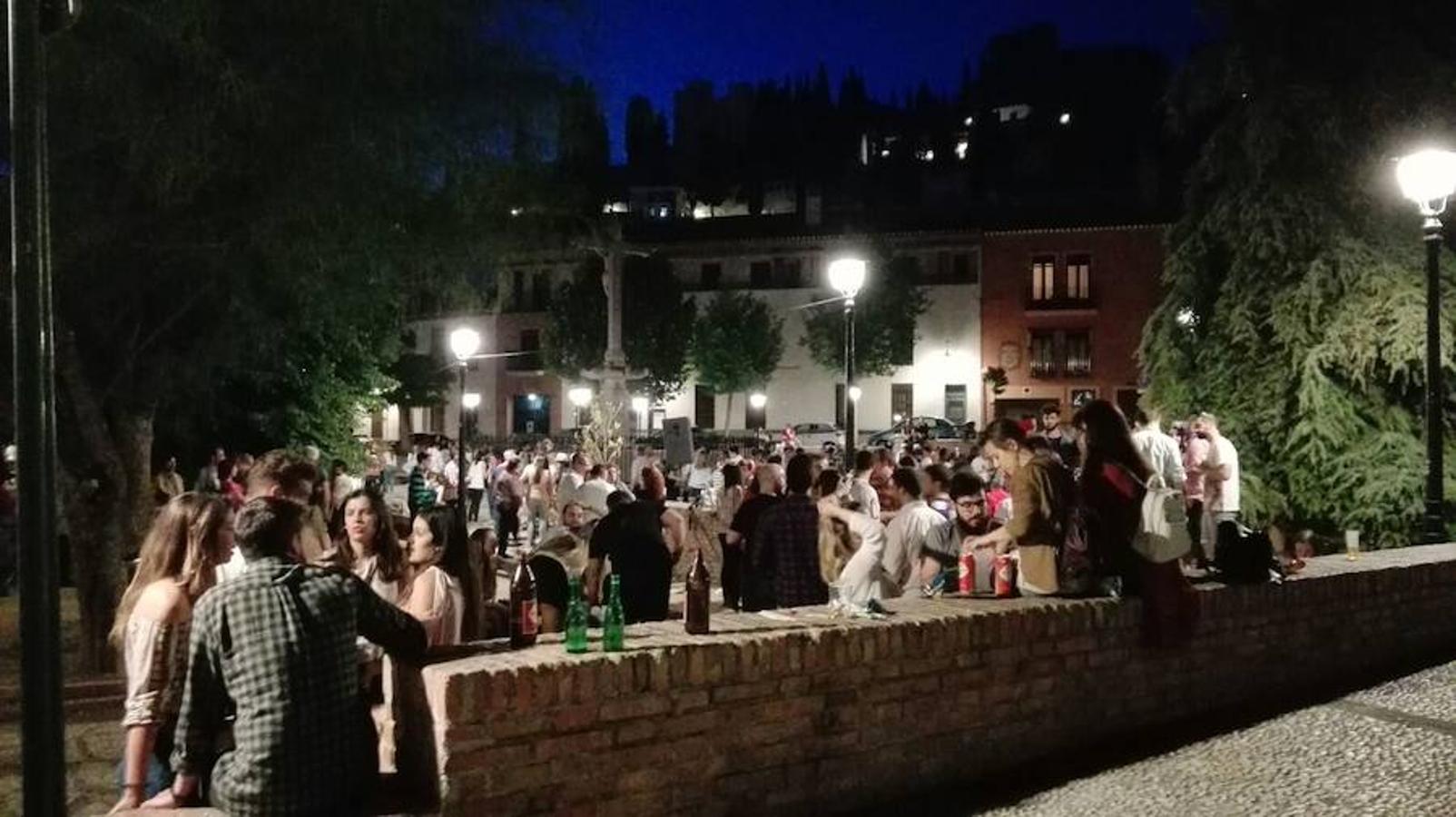 Numerosos grupos de jóvenes siguen en las Cruces al límite del &#039;toque de queda&#039;