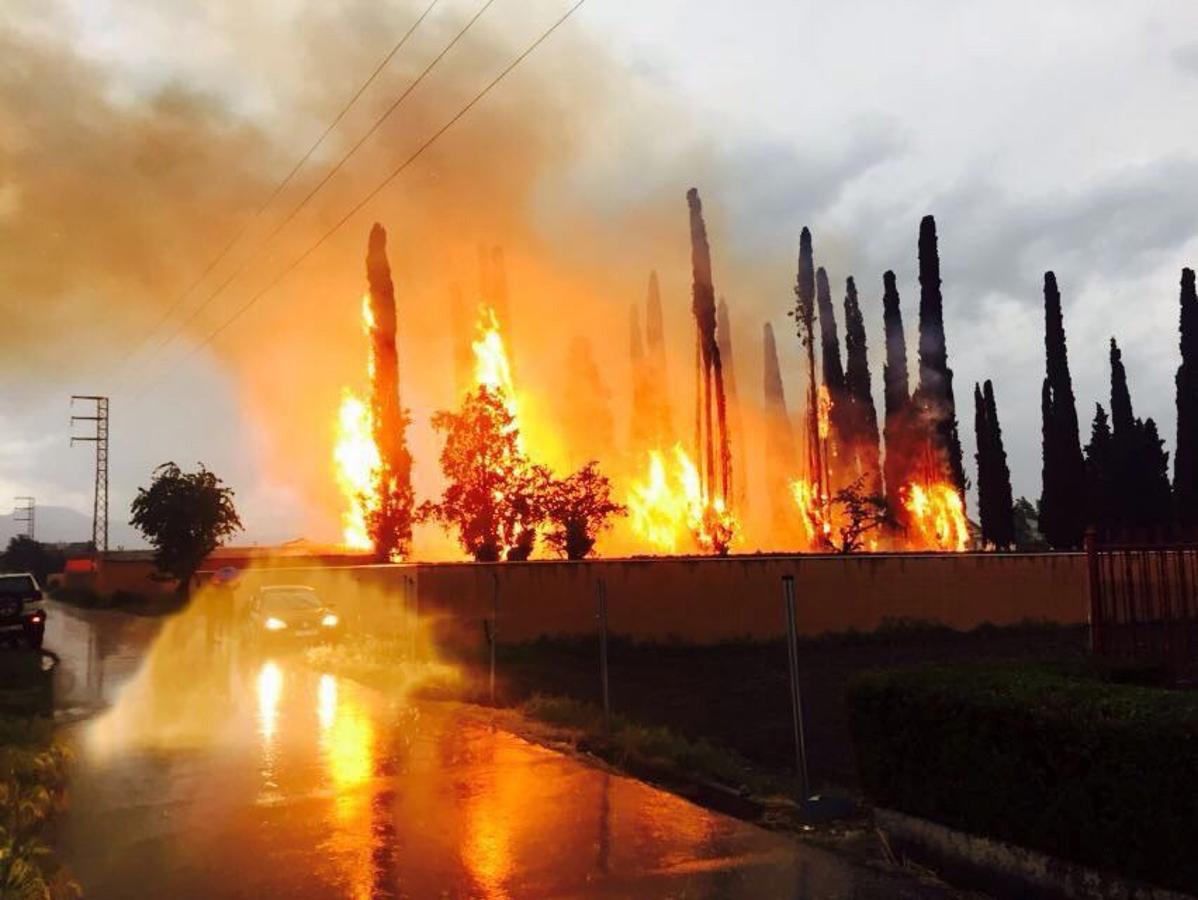 Un rayo provoca un impactante incendio en el cementerio de Cacabelos (León)