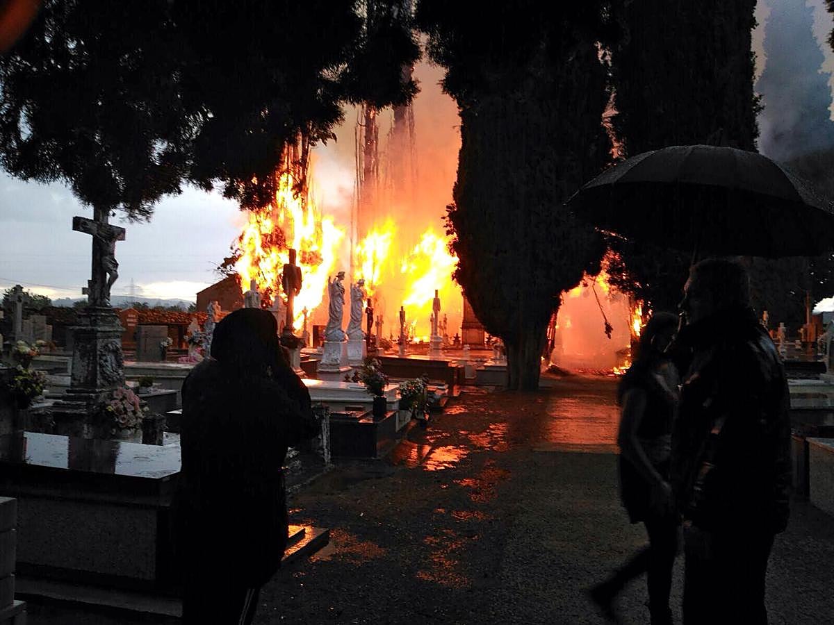 Un rayo provoca un impactante incendio en el cementerio de Cacabelos (León)