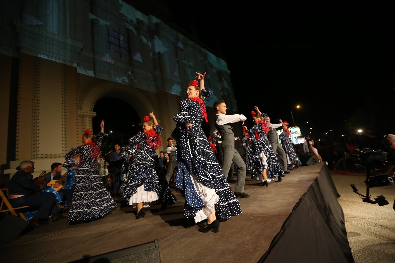 Brilla de noche más que el sol