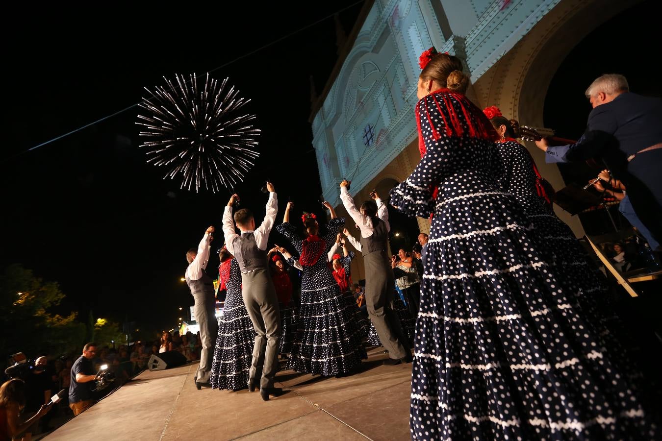 Brilla de noche más que el sol