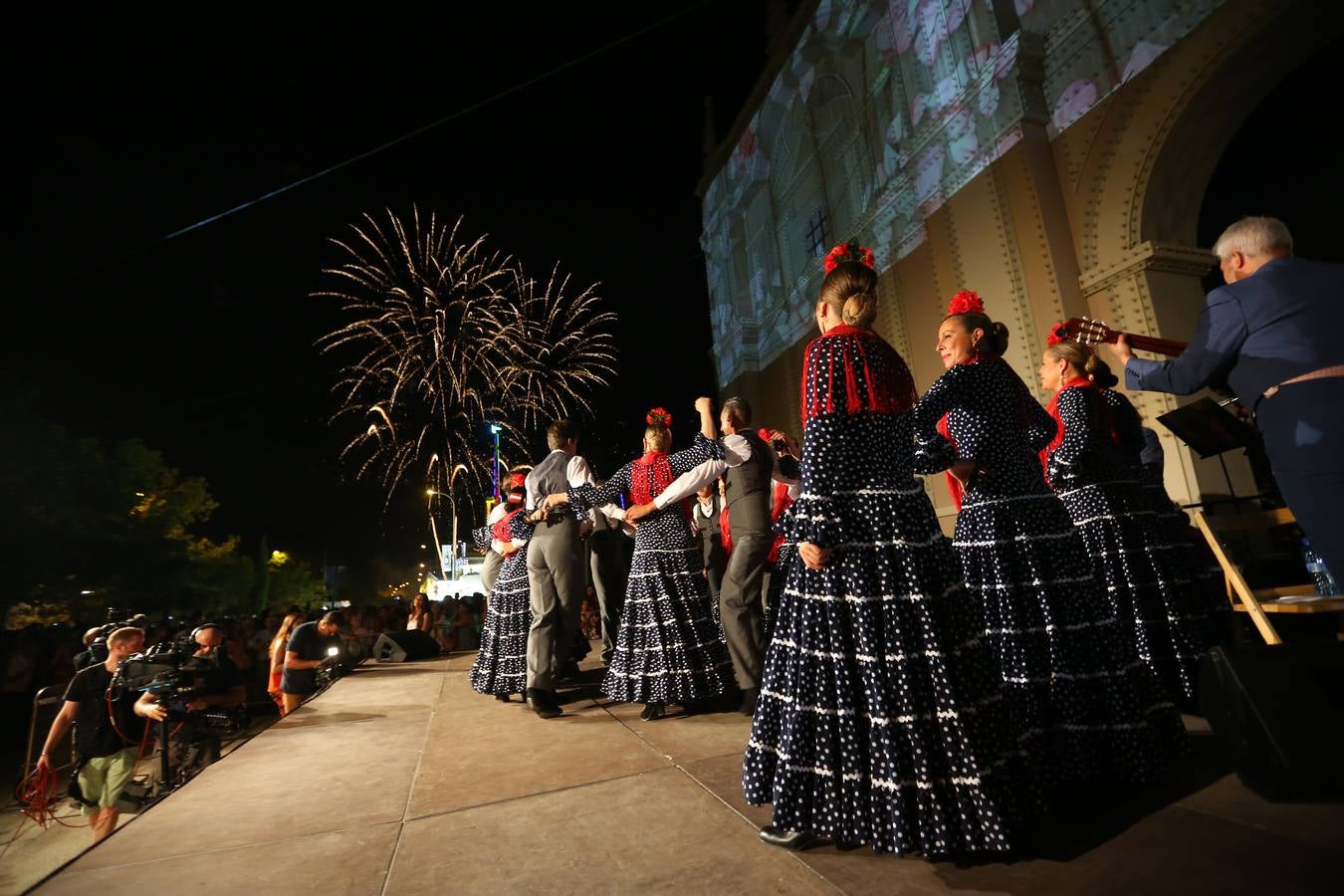 Brilla de noche más que el sol