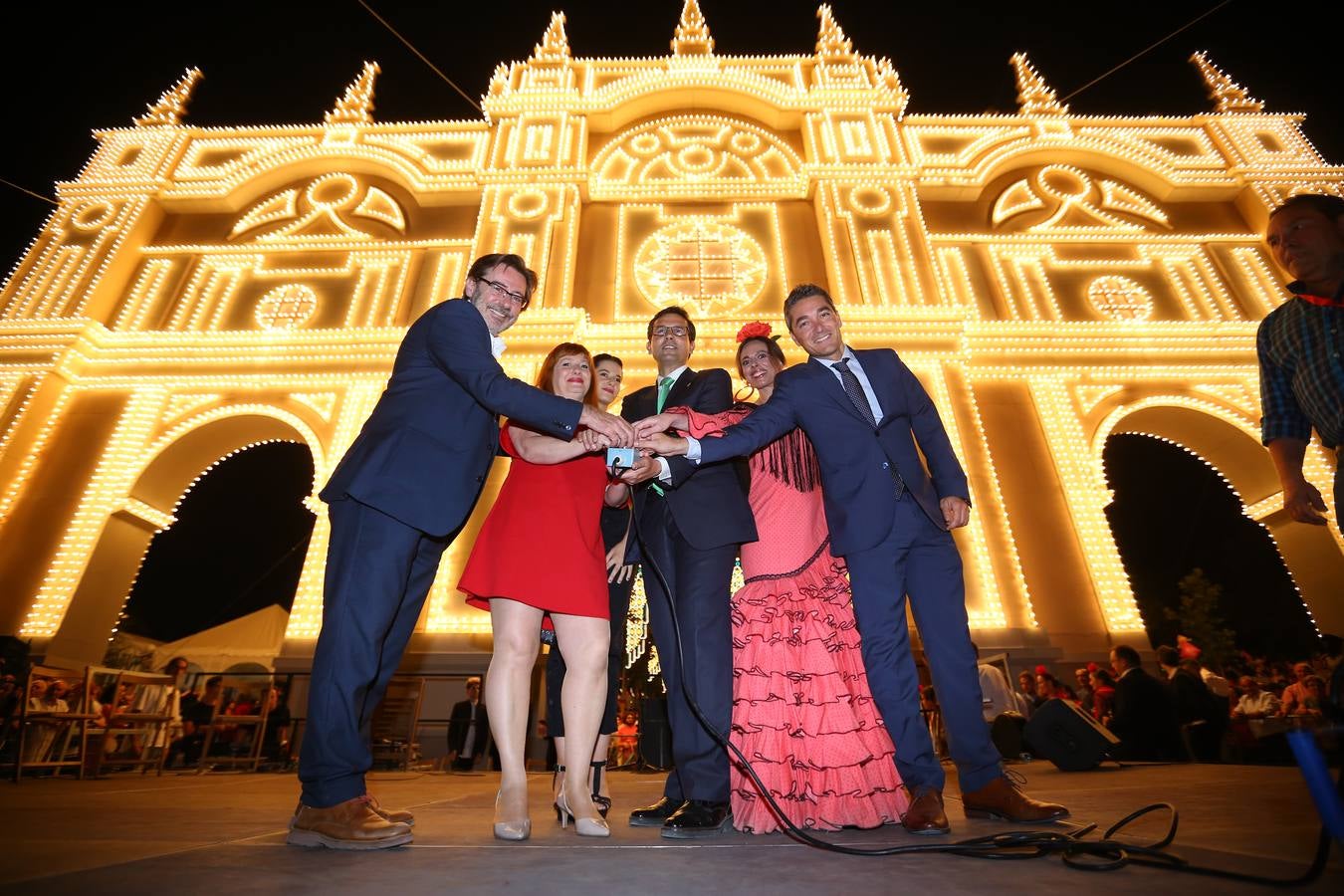 Brilla de noche más que el sol