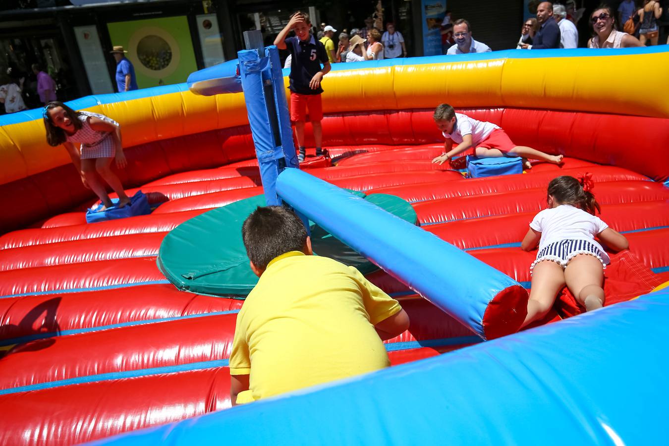 Ambiente en el centro de Granada durante el jueves de Corpus
