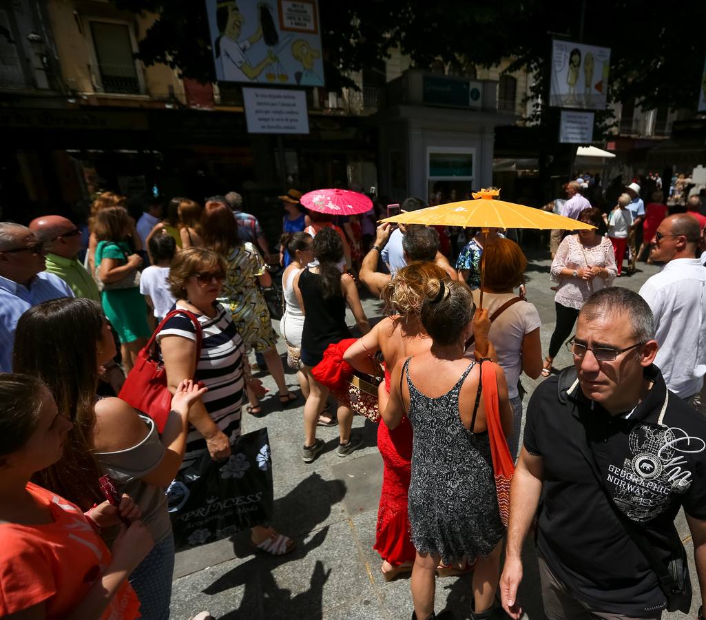 Ambiente en el centro de Granada durante el jueves de Corpus