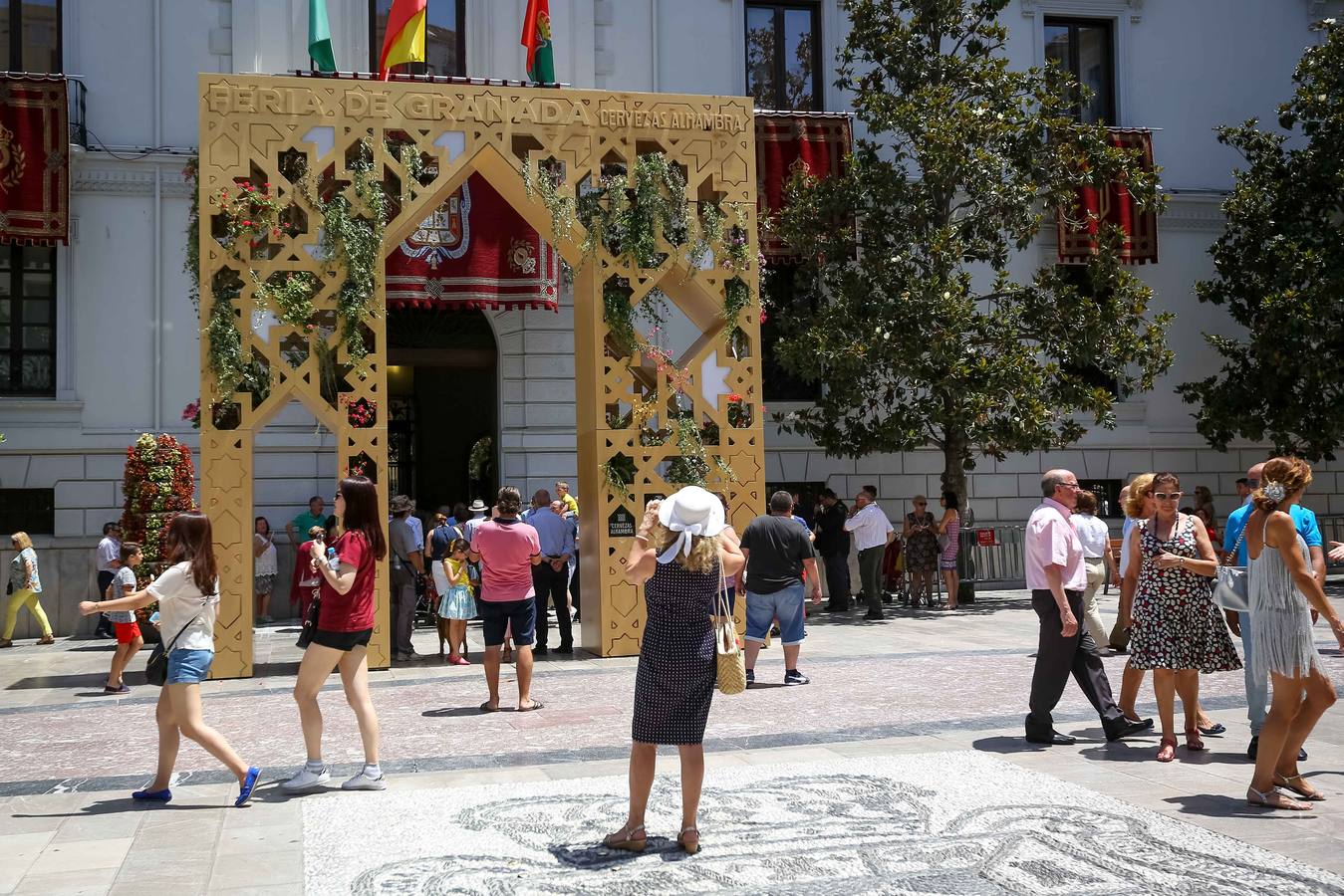 Ambiente en el centro de Granada durante el jueves de Corpus