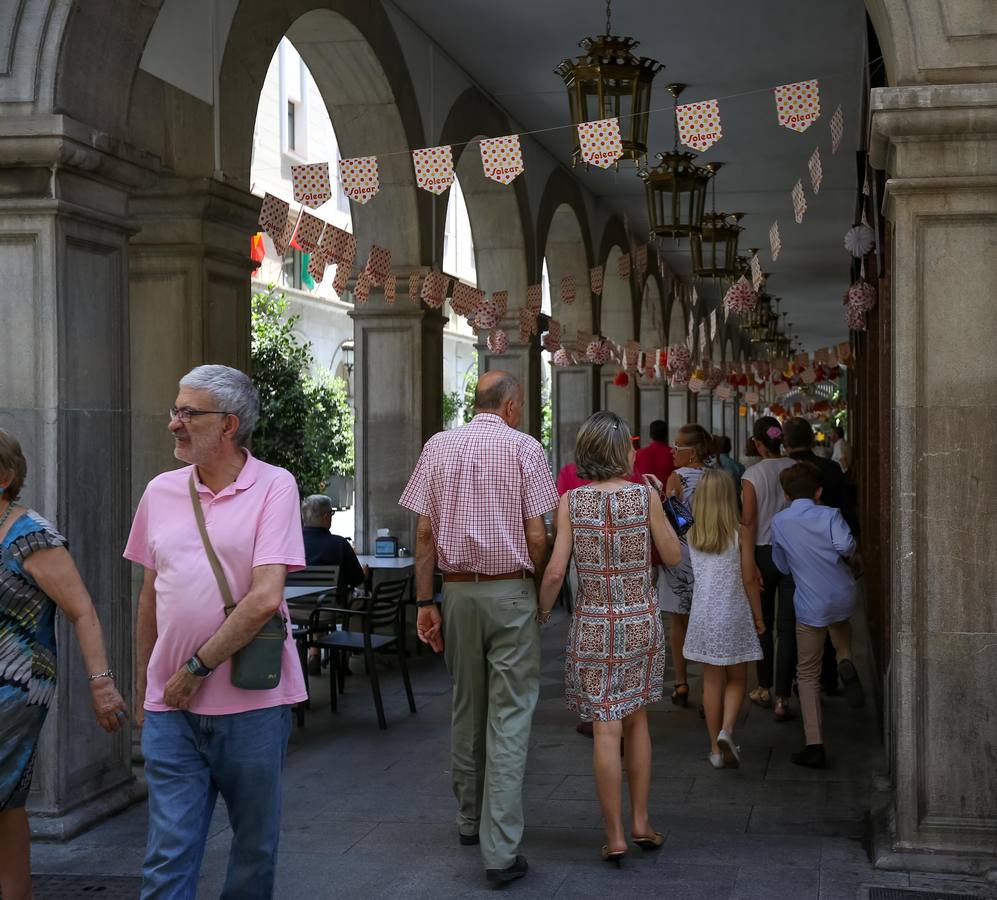 Ambiente en el centro de Granada durante el jueves de Corpus