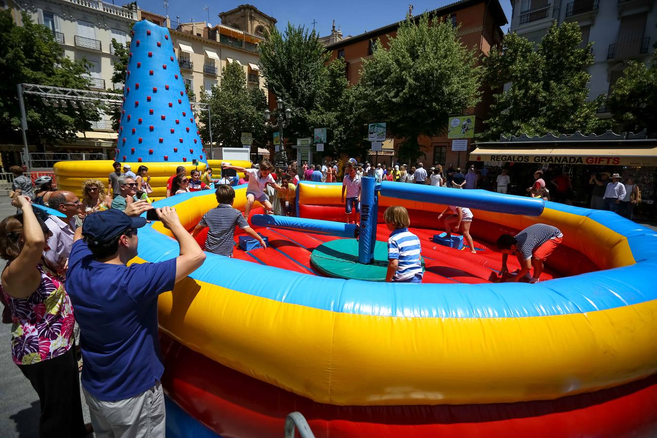 Ambiente en el centro de Granada durante el jueves de Corpus