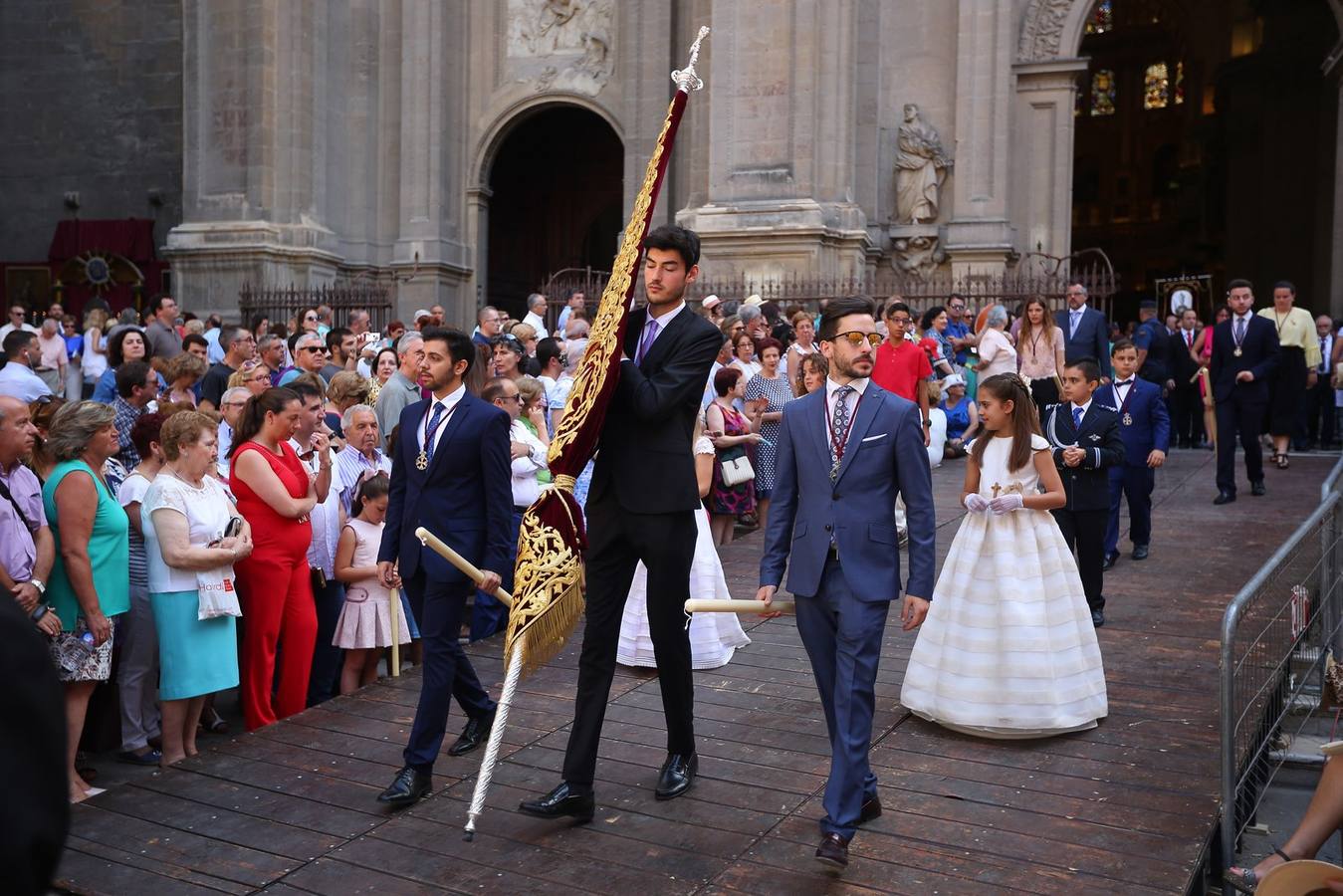 La procesión marca el día grande del Corpus (I)