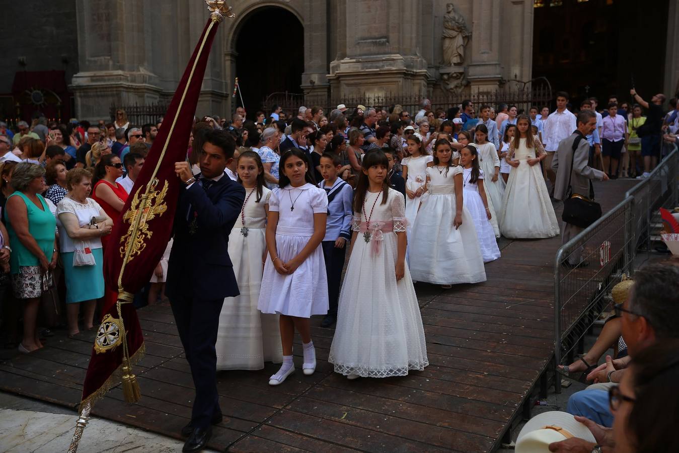 La procesión marca el día grande del Corpus (II)