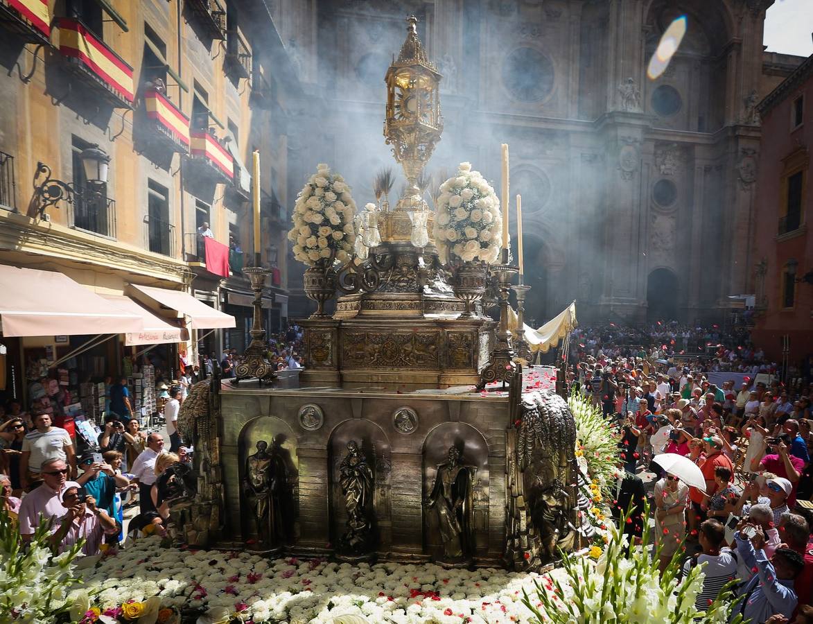 La procesión marca el día grande del Corpus (III)