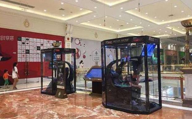 Un centro comercial instala cabinas de videojuegos para "entretener a los maridos"