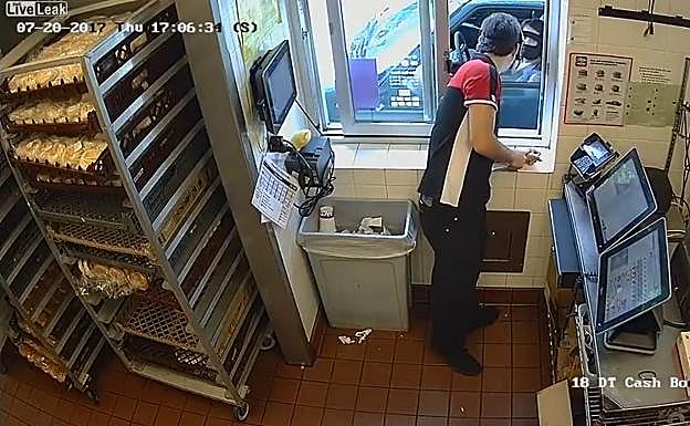 Una mujer quiso atracar un McDonald’s sin bajarse del coche