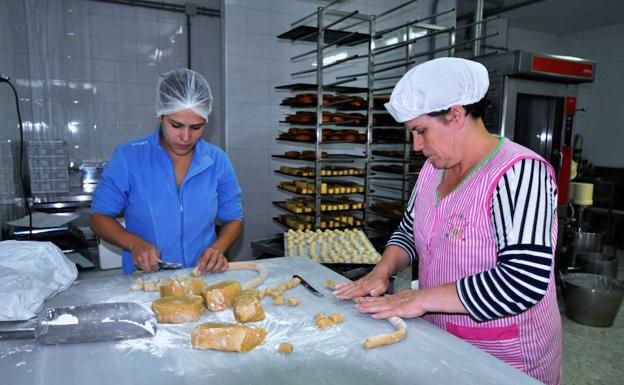 Madre e hija, propietarias de la empresa familiar 'Repostería Ibáñez Aguado' de Ugíjar.