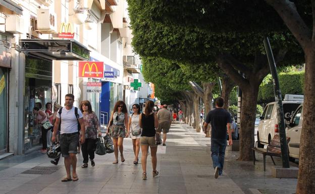 Viandantes recorren el Paseo de Almería, una de las arterias de mayor volumen comercial y hostelero. 