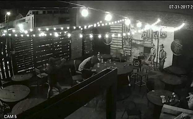 Un hombre entra disparando en un bar y deja un muerto y cuatro heridos