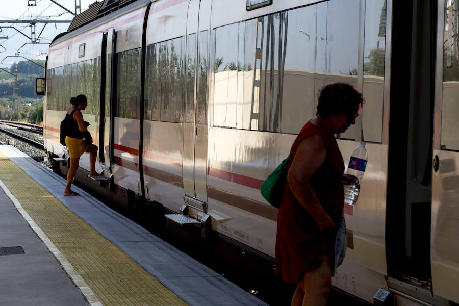 Los vecinos de la localidad malagueña siguen sin creer el caso de la pequeña tras conocer que una cámara de seguridad registró a la niña caminando sola sobre las vías del tren.