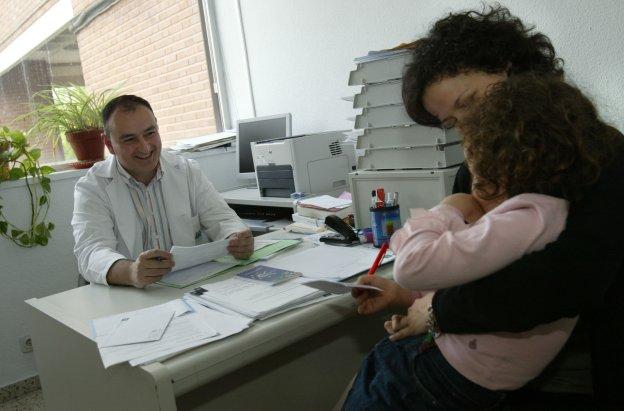 Manuel Alcántara, jefe de la Unidad de Alergología del Complejo Hospitalario de Jaén, atiende a dos pacientes. 