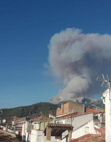 Imagen secundaria 2 - Desalojan a 20 personas por el incendio en Segura de la Sierra