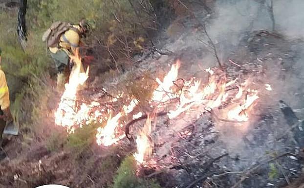 Agentes de Infoca trabajando para sofocar las llamas