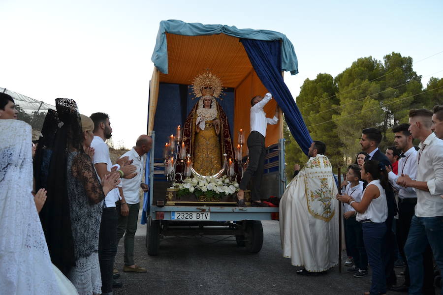 Al solemne acto celebrado el miércoles asistieron una decena de Hermandades, párrocos y representantes políticos de la Comarca de Alhama y numeroso público. Además del bastón de mando impuesto por la alcaldesa de Arenas, Francisca García, la Guardia Civil y Protección Civil le impusieron las medallas al mérito civil, con la colaboración de la vestidora de la Virgen, Nuni Torres.