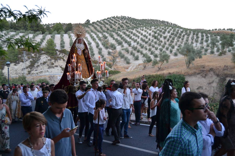 Al solemne acto celebrado el miércoles asistieron una decena de Hermandades, párrocos y representantes políticos de la Comarca de Alhama y numeroso público. Además del bastón de mando impuesto por la alcaldesa de Arenas, Francisca García, la Guardia Civil y Protección Civil le impusieron las medallas al mérito civil, con la colaboración de la vestidora de la Virgen, Nuni Torres.