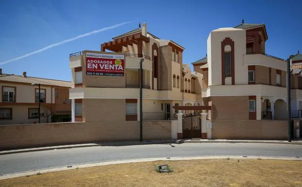 Imagen principal - 1) En la zona de la Plaza de Toros se lucha contra las ocupaciones ilegales y las viviendas valen menos de la mitad que hace diez años. / 2) En el barrio de la Plaza de Toros los guardas de seguridad los ponen los bancos. / 3) Imagen del Corredor Verde, un bonito parque en mal estado de conservación. 