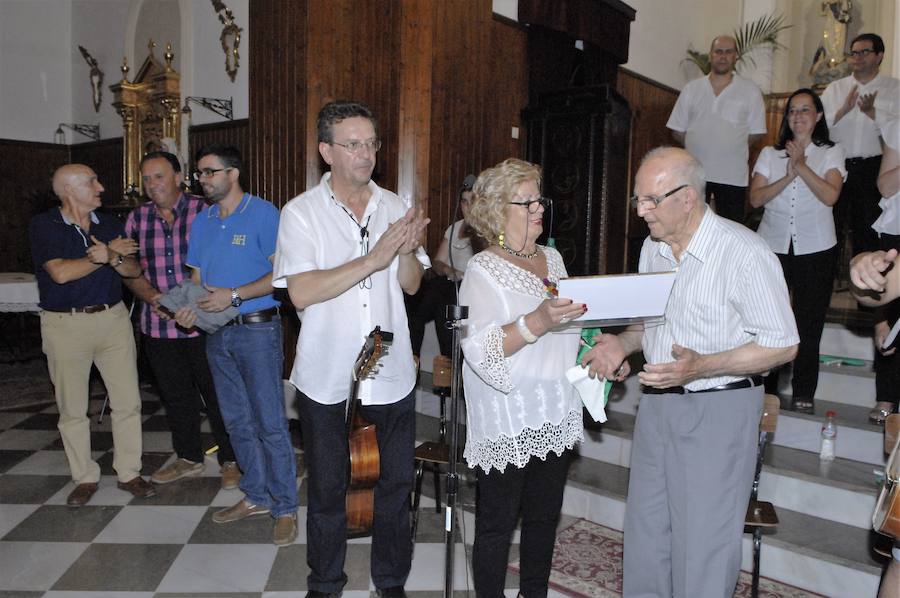 El tenor participó en el reconocimiento que le brindó la coral polifónica de Cádiar al artista de cuerda Domingo Reinoso 'El Molinero'