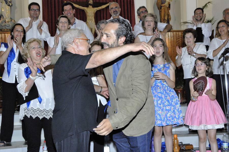 El tenor participó en el reconocimiento que le brindó la coral polifónica de Cádiar al artista de cuerda Domingo Reinoso 'El Molinero'