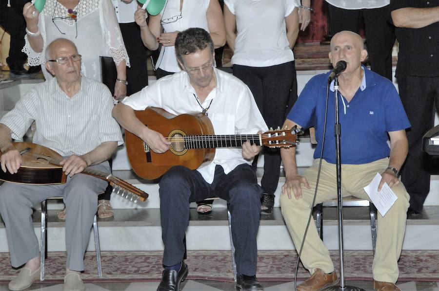 El tenor participó en el reconocimiento que le brindó la coral polifónica de Cádiar al artista de cuerda Domingo Reinoso 'El Molinero'
