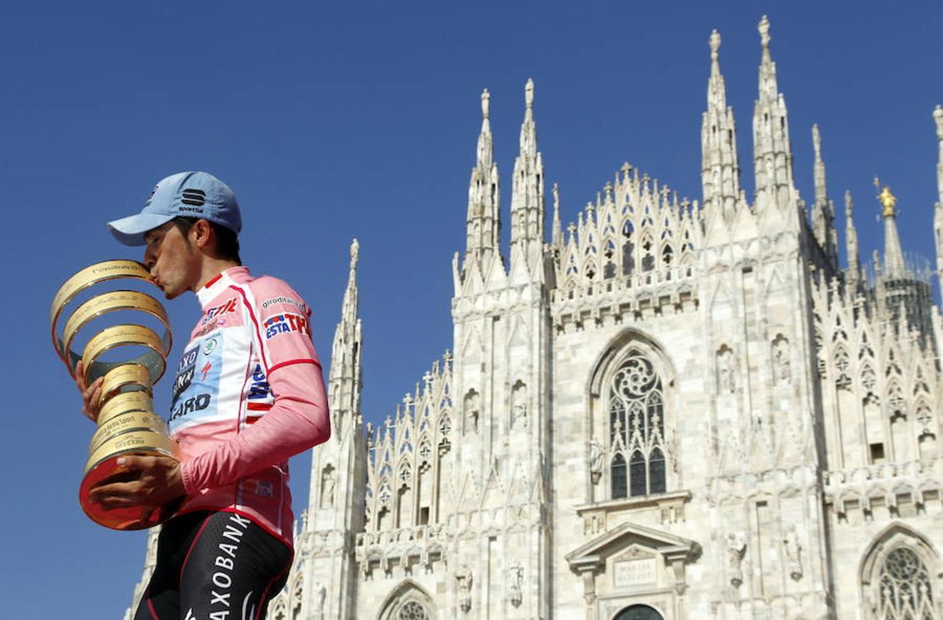 Alberto Contador celebra su segundo 'Giro de Italia' en 2011, título que le fue retirado posteriormente al dar positivo por clembuterol 