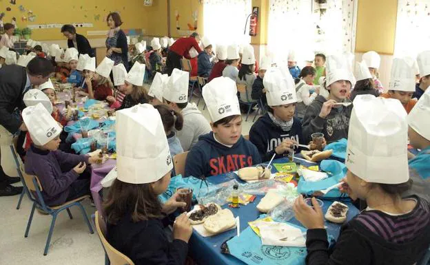 Escolares disfrutan de un desayuno saludable. 