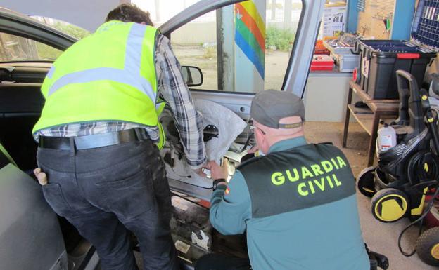 La Guardia Civil inspecciona un vehículo en el Puerto de Almería.