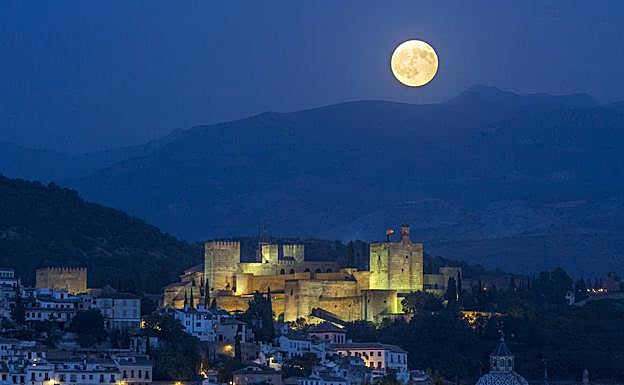 La luna de Granada se tiñe de rojo